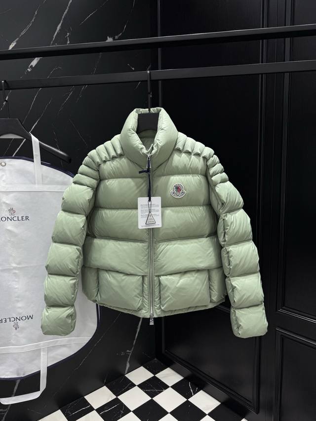 2025秋冬新款原版1:1订制五金配件全进口原版定制 欢迎专柜对比 绝对的高品质 采用顶级95白鸭绒 超柔软 充羽量蓬松饱满 超级重工 面料做工杠杠的版型完美