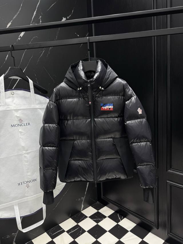 2025秋冬新款原版1:1订制五金配件全进口原版定制 欢迎专柜对比 绝对的高品质 采用顶级95白鸭绒 超柔软 充羽量蓬松饱满 超级重工 面料做工杠杠的版型完美