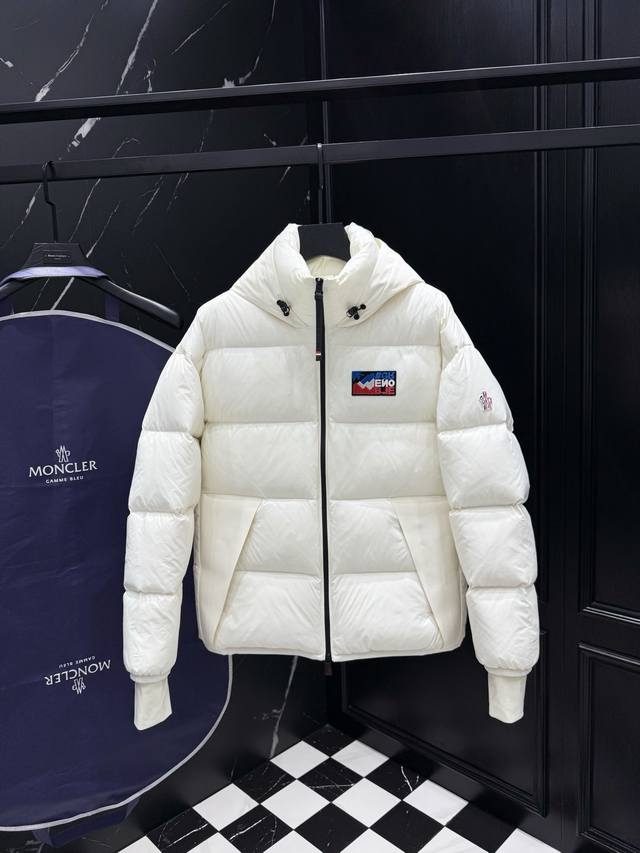 2025秋冬新款原版1:1订制五金配件全进口原版定制 欢迎专柜对比 绝对的高品质 采用顶级95白鸭绒 超柔软 充羽量蓬松饱满 超级重工 面料做工杠杠的版型完美