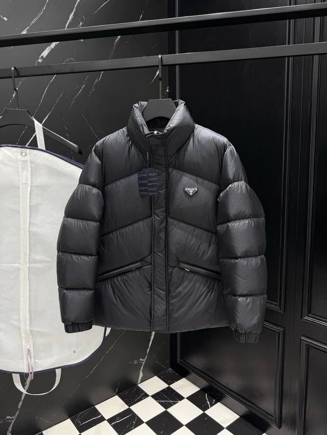 2025秋冬新款原版1:1订制五金配件全进口原版定制 欢迎专柜对比 绝对的高品质 采用顶级95白鸭绒 超柔软 充羽量蓬松饱满 超级重工 面料做工杠杠的版型完美