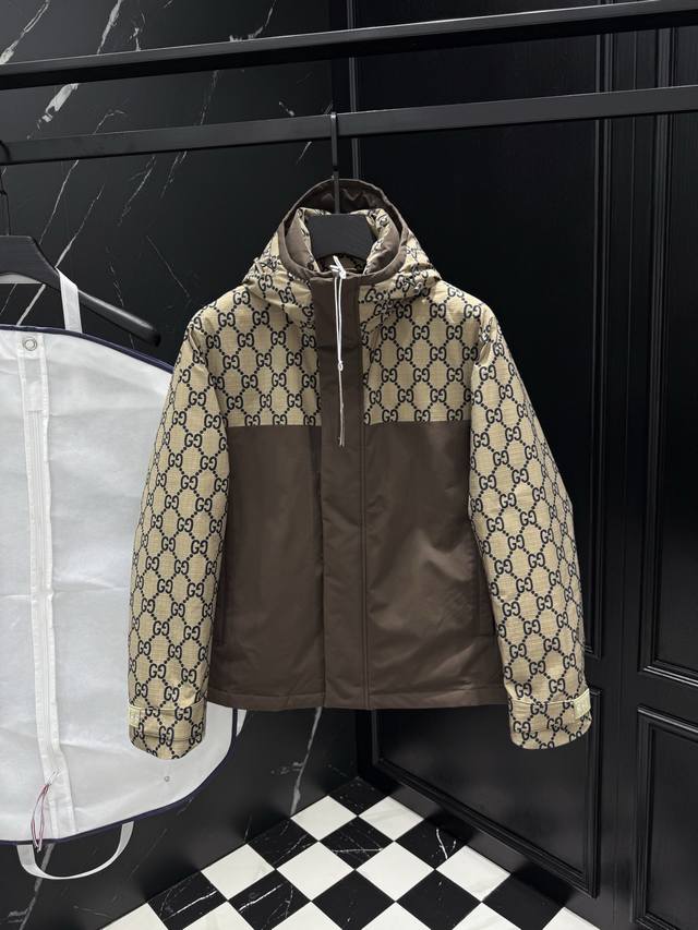 2025秋冬新款原版1:1订制五金配件全进口原版定制 欢迎专柜对比 绝对的高品质 采用顶级95白鸭绒 超柔软 充羽量蓬松饱满 超级重工 面料做工杠杠的版型完美