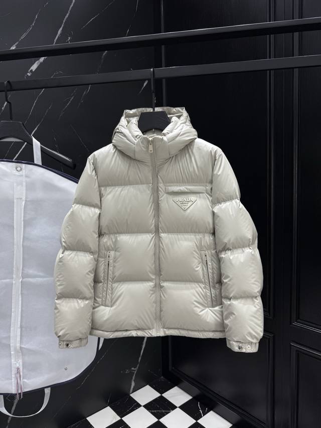 2025秋冬新款原版1:1订制五金配件全进口原版定制 欢迎专柜对比 绝对的高品质 采用顶级95白鸭绒 超柔软 充羽量蓬松饱满 超级重工 面料做工杠杠的版型完美