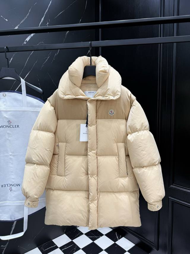 2025秋冬新款 可拆卸马甲羽绒服 原版1:1订制五金配件全进口原版定制 欢迎专柜对比 绝对的高品质 采用顶级羊毛羽绒超级重工 面料做工杠杠的版型完美 注意面料