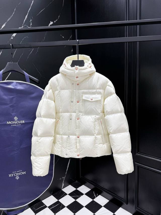 2025秋冬新款原版1:1订制五金配件全进口原版定制 欢迎专柜对比 绝对的高品质 采用顶级95白鸭绒 超柔软 充羽量蓬松饱满 超级重工 面料做工杠杠的版型完美