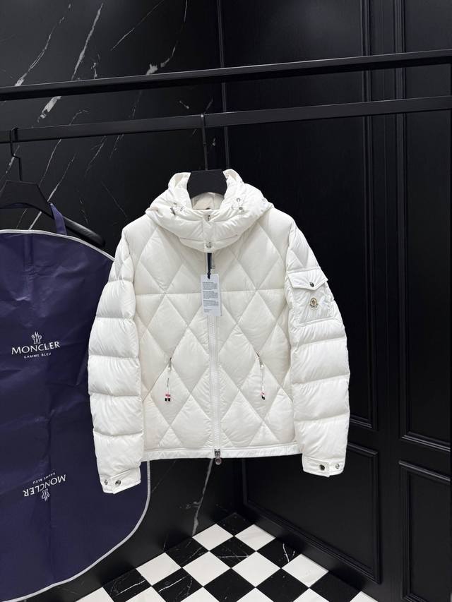 2025秋冬新款原版1:1订制五金配件全进口原版定制 欢迎专柜对比 绝对的高品质 采用顶级95白鸭绒 超柔软 充羽量蓬松饱满 超级重工 面料做工杠杠的版型完美