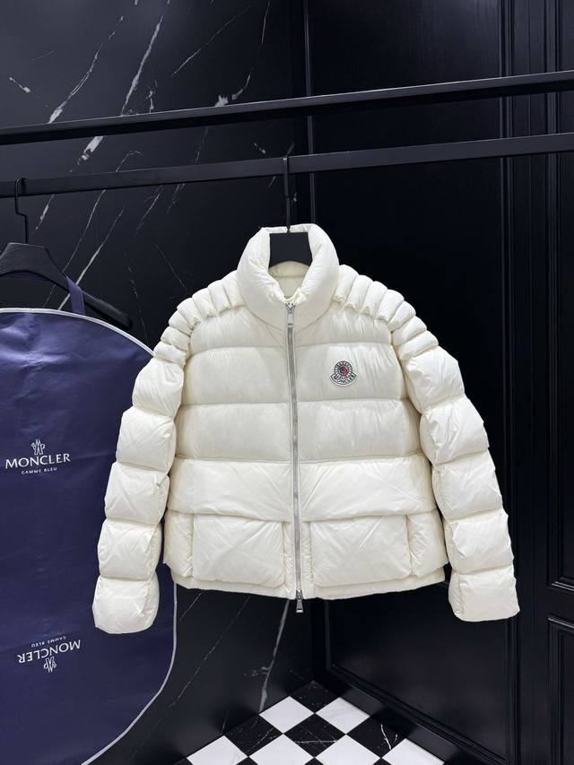 2025秋冬新款原版1:1订制五金配件全进口原版定制 欢迎专柜对比 绝对的高品质 采用顶级95白鸭绒 超柔软 充羽量蓬松饱满 超级重工 面料做工杠杠的版型完美 2025秋冬新款原版1:1订制五金配件全进口原版定制 欢迎专柜对比 绝对的高品质 采用顶级95白鸭绒 超柔软 充羽量蓬松饱满 超级重工 面料做工杠杠的版型完美