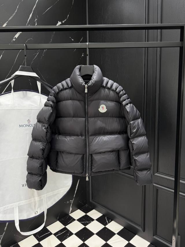 2025秋冬新款原版1:1订制五金配件全进口原版定制 欢迎专柜对比 绝对的高品质 采用顶级95白鸭绒 超柔软 充羽量蓬松饱满 超级重工 面料做工杠杠的版型完美