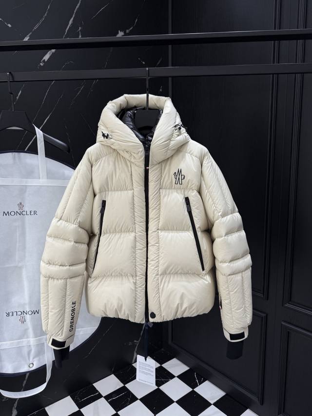 2025秋冬新款原版1:1订制五金配件全进口原版定制 欢迎专柜对比 绝对的高品质 采用顶级95白鸭绒 超柔软 充羽量蓬松饱满 超级重工 面料做工杠杠的版型完美