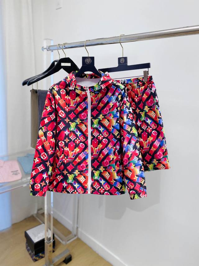 路易威登Lv 2025夏季防晒衣短裤套装，海外专柜同步 轻薄高品质面料奢华高级定制 任何人都可以轻松驾驭，客供进口聚纤维面料 手软舒适有型 吸汗透气 ，外贸公司