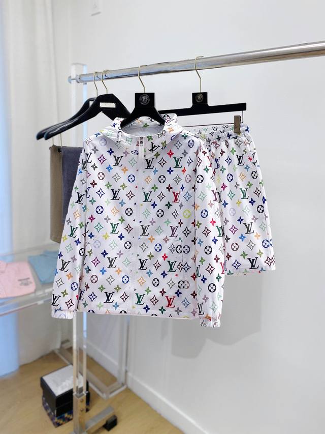 路易威登Lv 2025夏季防晒衣短裤套装，海外专柜同步 轻薄高品质面料奢华高级定制 任何人都可以轻松驾驭，客供进口聚纤维面料 手软舒适有型 吸汗透气 ，外贸公司