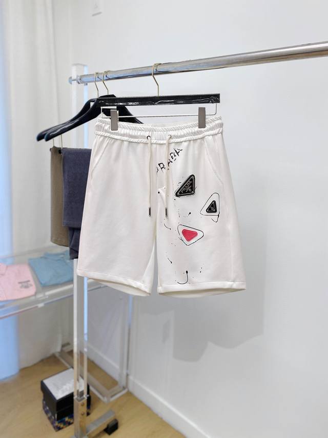 普拉达 2025夏季新款原单专柜休闲短裤，奢华经典品牌原版Logo配饰 专柜热销款 身穿着非常舒适 低调不失奢华 穿出去非常有档次 裤型款式和裁剪亦无需多言 上