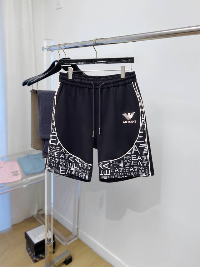 阿玛尼 2025夏季新款原单专柜休闲短裤，奢华经典品牌原版Logo配饰 专柜热销款 身穿着非常舒适 低调不失奢华 穿出去非常有档次 裤型款式和裁剪亦无需多言 上
