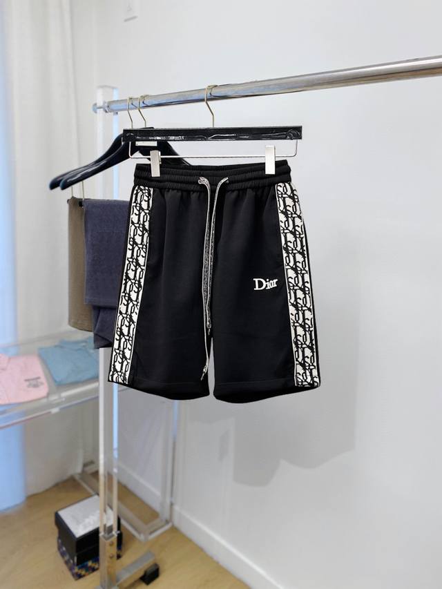 迪奥 2025夏季新款原单专柜休闲短裤，奢华经典品牌原版Logo配饰 专柜热销款 身穿着非常舒适 低调不失奢华 穿出去非常有档次 裤型款式和裁剪亦无需多言 上身