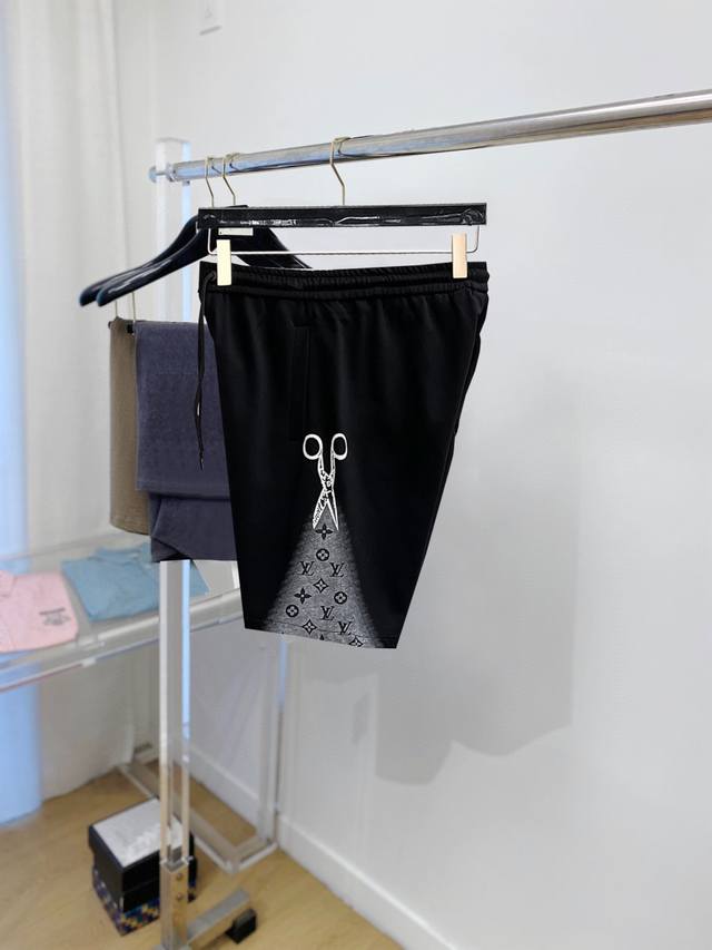 路易威登Lv 2025夏季新款原单专柜休闲短裤，奢华经典品牌原版Logo配饰 专柜热销款 身穿着非常舒适 低调不失奢华 穿出去非常有档次 裤型款式和裁剪亦无需多