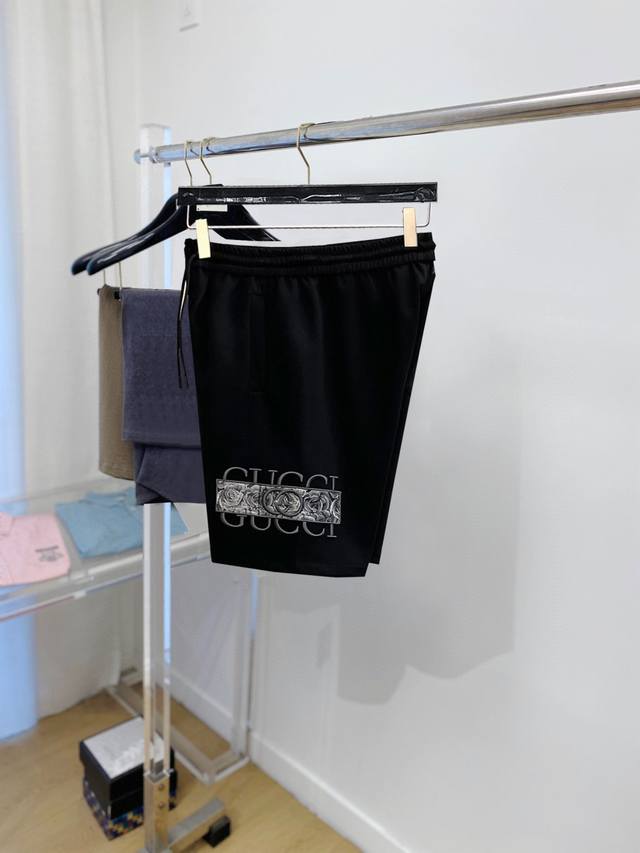 古驰 2025夏季新款原单专柜休闲短裤，奢华经典品牌原版Logo配饰 专柜热销款 身穿着非常舒适 低调不失奢华 穿出去非常有档次 裤型款式和裁剪亦无需多言 上身