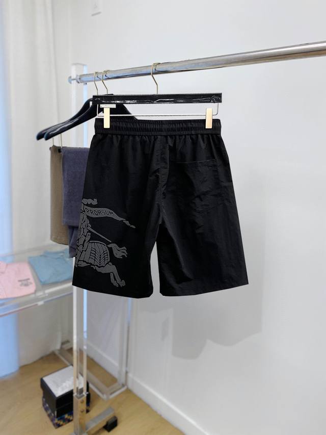 巴宝莉 2025夏季新款原单专柜休闲短裤，奢华经典品牌原版Logo配饰 专柜热销款 身穿着非常舒适 低调不失奢华 穿出去非常有档次 裤型款式和裁剪亦无需多言 上