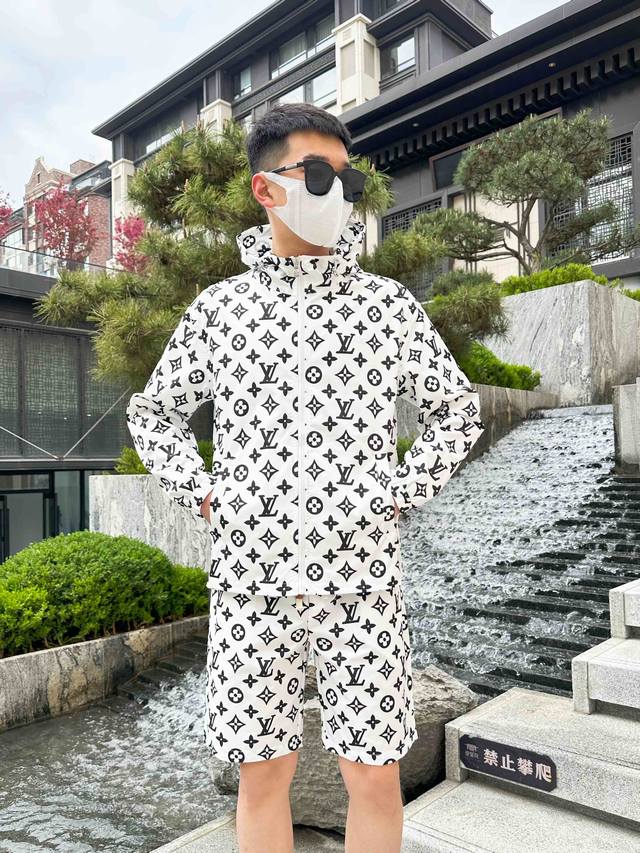 路易威登Lv 2025夏季防晒衣短裤套装，海外专柜同步 奢华高级定制 任何人都可以轻松驾驭，客供进口聚纤维面料 手软舒适有型 吸汗透气 ，外贸公司订单，国内一线