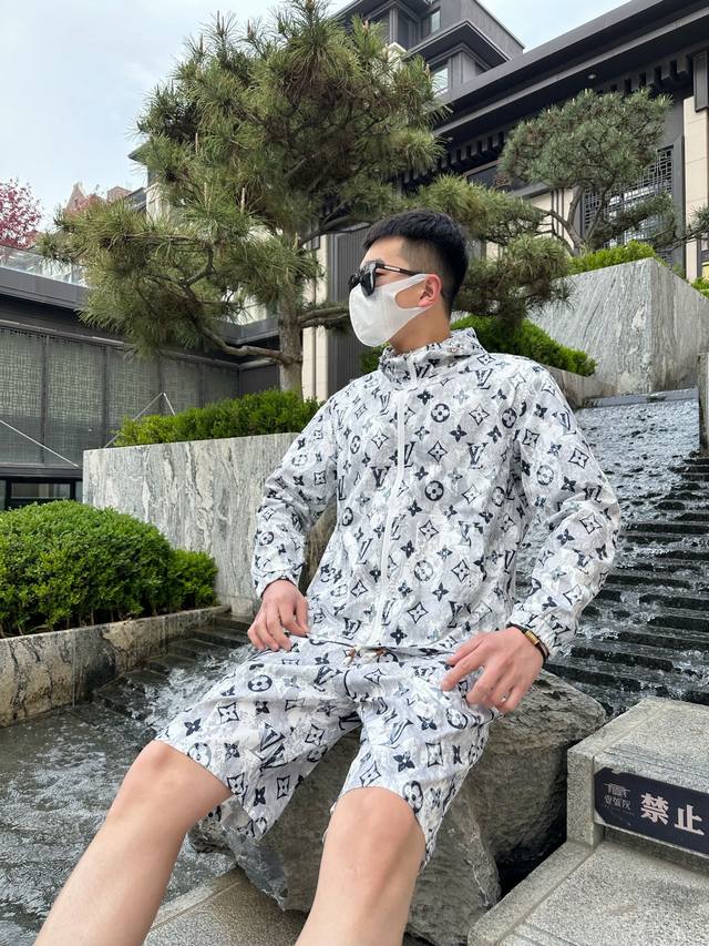 路易威登Lv 2025夏季防晒衣短裤套装，海外专柜同步 奢华高级定制 任何人都可以轻松驾驭，客供进口聚纤维面料 手软舒适有型 吸汗透气 ，外贸公司订单，国内一线