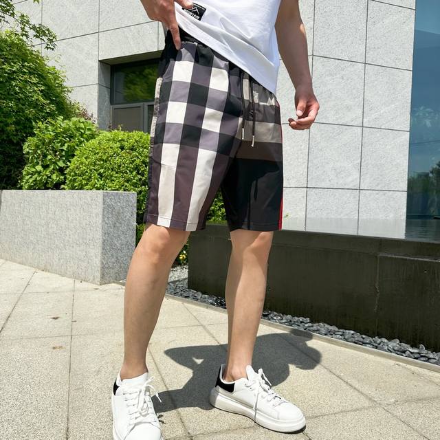 巴宝莉 2025夏季新款原单专柜休闲短裤，奢华经典品牌原版Logo配饰 专柜热销款 身穿着非常舒适 低调不失奢华 穿出去非常有档次 裤型款式和裁剪亦无需多言 上