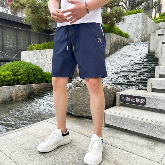 巴宝莉 2025夏季新款原单专柜休闲短裤，奢华经典品牌原版Logo配饰 专柜热销款 身穿着非常舒适 低调不失奢华 穿出去非常有档次 裤型款式和裁剪亦无需多言 上