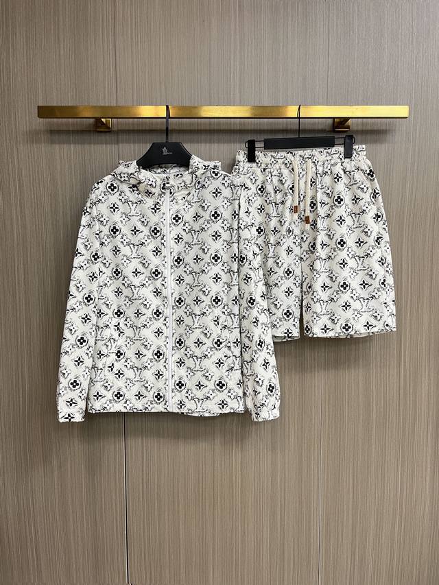 路易威登Lv 2025夏季防晒衣短裤套装，海外专柜同步 奢华高级定制 任何人都可以轻松驾驭，客供进口聚纤维面料 手软舒适有型 吸汗透气 ，外贸公司订单，N国内一