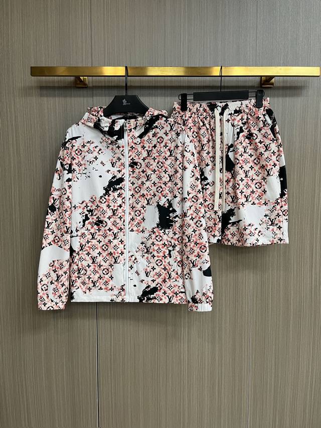 路易威登Lv 2025夏季防晒衣短裤套装，海外专柜同步 奢华高级定制 任何人都可以轻松驾驭，客供进口聚纤维面料 手软舒适有型 吸汗透气 ，外贸公司订单，N国内一