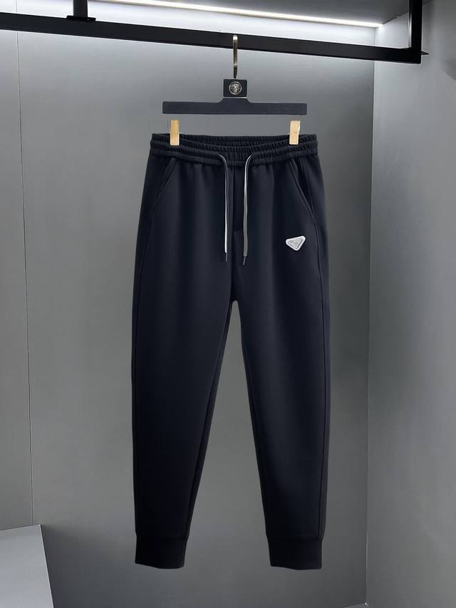普拉达 2025春秋新款休闲裤！官网同步发售。品牌经典Logo休闲裤，定制面料，舒适度极好，手触感： 烈。辦识度极高，完美品相工艺。尺码：M-3Xl
