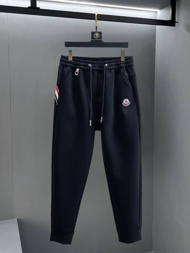 蒙口 2025春秋新款休闲裤！官网同步发售。品牌经典Logo休闲裤，定制面料，舒适度极好，手触感： 烈。辦识度极高，完美品相工艺。尺码：M-3Xl