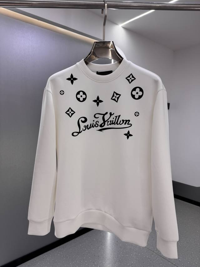 Lv 2025秋冬男士字母标识套头太空棉卫衣 经典Os版型,简约而不失格调.日常运动休闲商务毫无压力... 客供太空针织棉,经由微型针织立体工艺过程制作,内里鳞