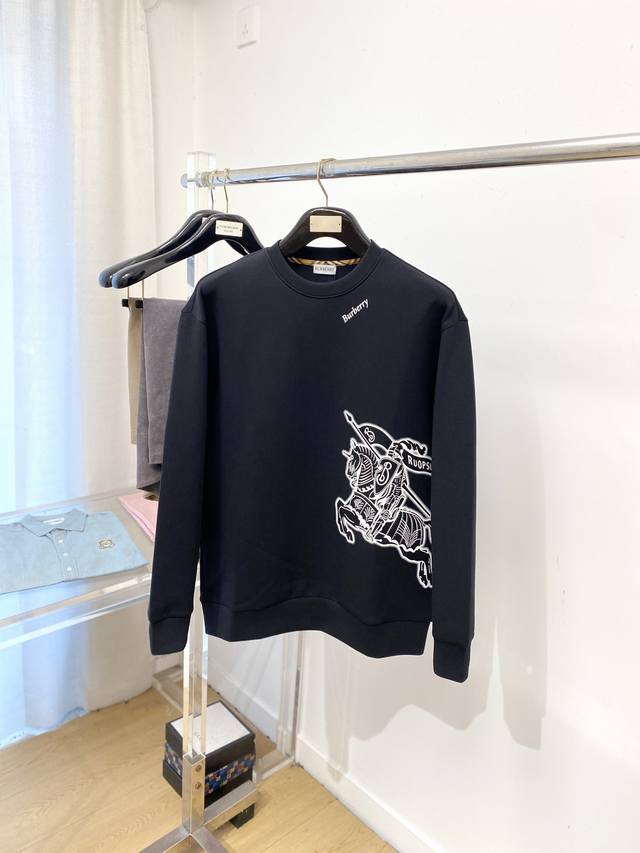 巴宝莉、2025新品卫衣，帅气时尚，衣下顶级印花图案Logo，简约百搭款。面料棉 不仅挺括，保持潮流的廓形，又穿着舒适，纱织更细腻，码数S-Xl