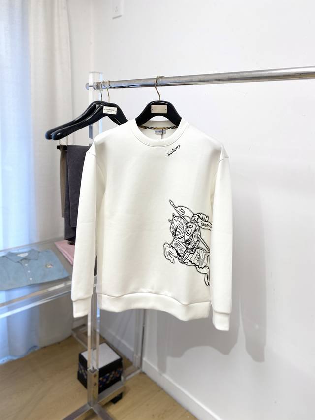 巴宝莉、2025新品卫衣，帅气时尚，衣下顶级印花图案Logo，简约百搭款。面料棉 不仅挺括，保持潮流的廓形，又穿着舒适，纱织更细腻，码数S-Xl