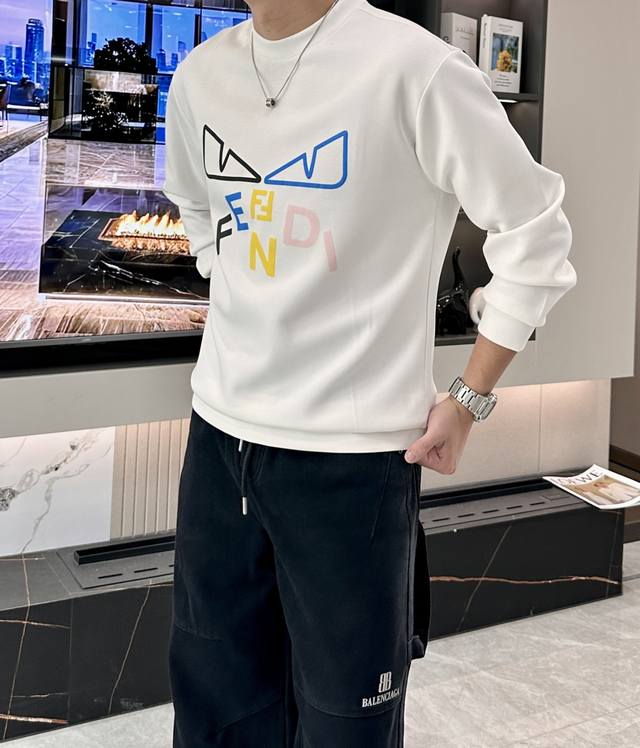 Fd 圆领套头卫衣；经典套头男女同款，简约大气系列单品，低调奢华大气百搭款！ 卫衣选用客供100%高克重棉质面料精制而成，内里紧密且既极具亲肤感的，井然有序的排