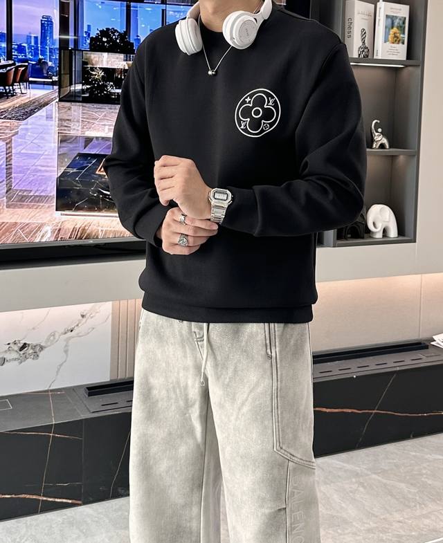 Lv 圆领套头卫衣；经典套头男女同款，简约大气系列单品，低调奢华大气百搭款！ 卫衣选用客供100%高克重棉质面料精制而成，内里紧密且既极具亲肤感的，井然有序的排