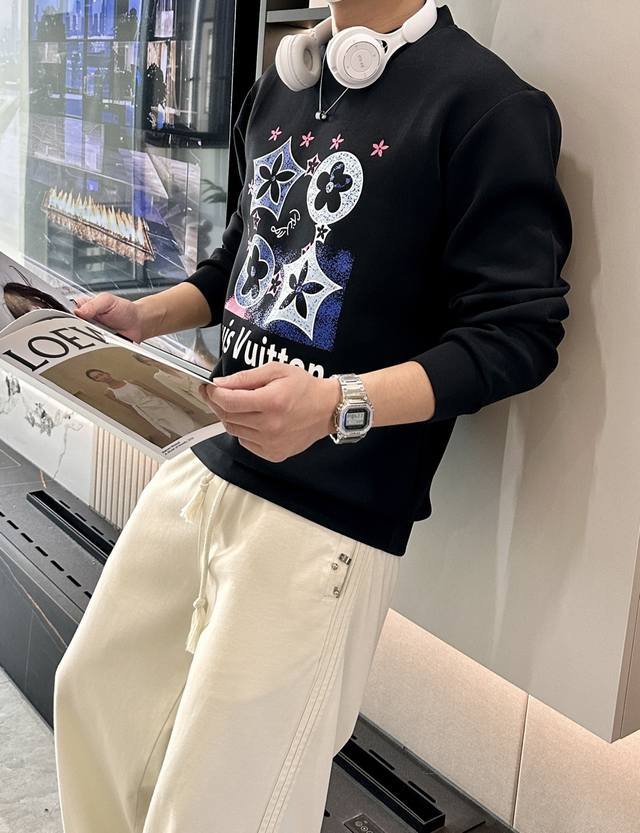 Lv 圆领套头卫衣；经典套头男女同款，简约大气系列单品，低调奢华大气百搭款！ 卫衣选用客供100%高克重棉质面料精制而成，内里紧密且既极具亲肤感的，井然有序的排