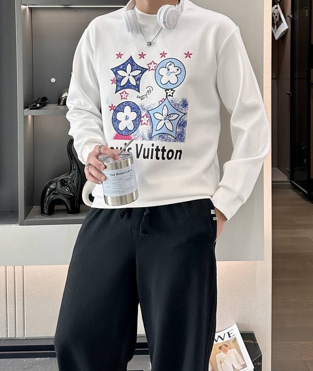 Lv 圆领套头卫衣；经典套头男女同款，简约大气系列单品，低调奢华大气百搭款！ 卫衣选用客供100%高克重棉质面料精制而成，内里紧密且既极具亲肤感的，井然有序的排