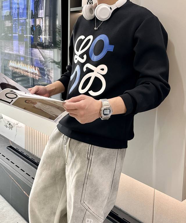 Loewe 圆领套头卫衣；经典套头男女同款，简约大气系列单品，低调奢华大气百搭款！ 卫衣选用客供100%高克重棉质面料精制而成，内里紧密且既极具亲肤感的，井然有