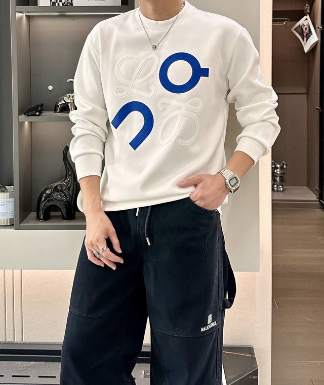 Loewe 圆领套头卫衣；经典套头男女同款，简约大气系列单品，低调奢华大气百搭款！ 卫衣选用客供100%高克重棉质面料精制而成，内里紧密且既极具亲肤感的，井然有
