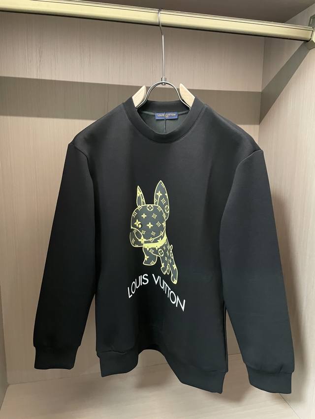 Lv 圆领套头卫衣；经典套头男女同款，简约大气系列单品，低调奢华大气百搭款！ 卫衣选用客供100%高克重棉质面料精制而成，内里紧密且既极具亲肤感的，井然有序的排