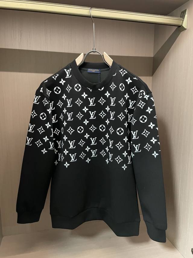 Lv 圆领套头卫衣；经典套头男女同款，简约大气系列单品，低调奢华大气百搭款！ 卫衣选用客供100%高克重棉质面料精制而成，内里紧密且既极具亲肤感的，井然有序的排