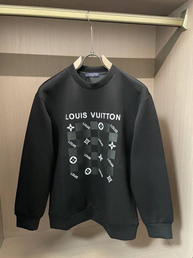 Lv 圆领套头卫衣；经典套头男女同款，简约大气系列单品，低调奢华大气百搭款！ 卫衣选用客供100%高克重棉质面料精制而成，内里紧密且既极具亲肤感的，井然有序的排