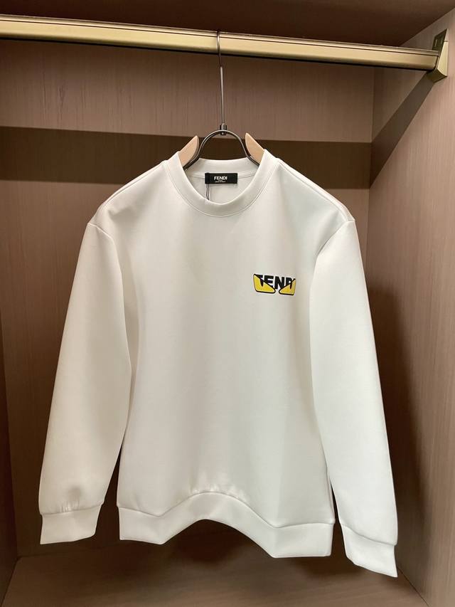 Fd 圆领套头卫衣；经典套头男女同款，简约大气系列单品，低调奢华大气百搭款！ 卫衣选用客供100%高克重棉质面料精制而成，内里紧密且既极具亲肤感的，井然有序的排