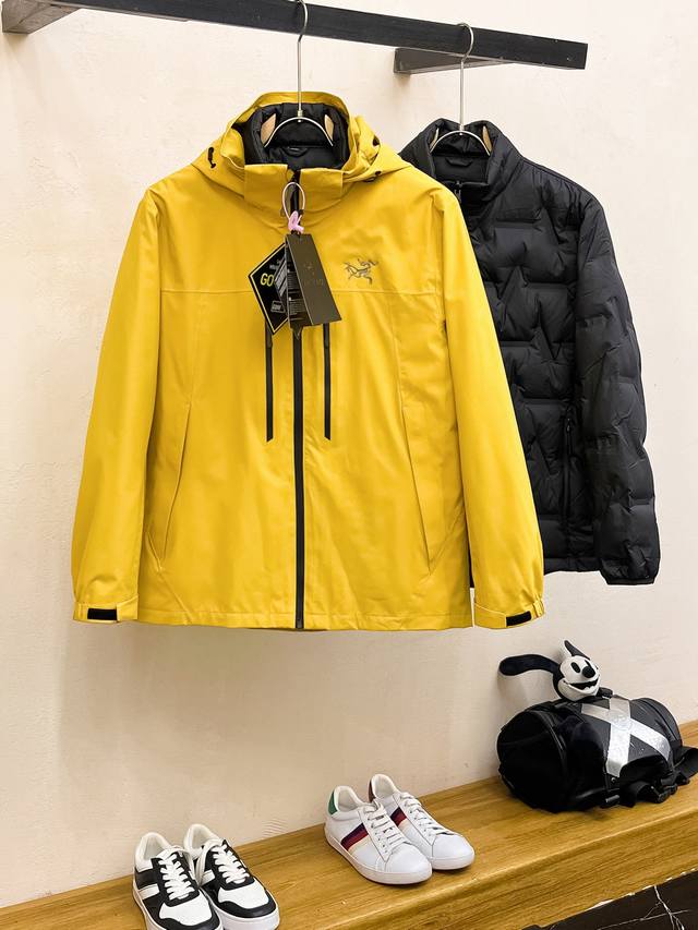 顶级始祖鸟羽绒 三合一可拆卸 始祖鸟百灵达万针刺绣 区别市场易脱落印花廉价版本 2025秋冬新款羽绒服始祖鸟新款连帽设计羽绒服外套，爆款三合一户外活动冲锋衣羽绒