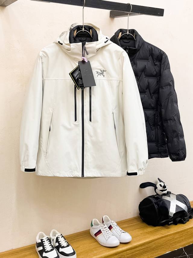 顶级始祖鸟羽绒 三合一可拆卸 始祖鸟百灵达万针刺绣 区别市场易脱落印花廉价版本 2025秋冬新款羽绒服始祖鸟新款连帽设计羽绒服外套，爆款三合一户外活动冲锋衣羽绒