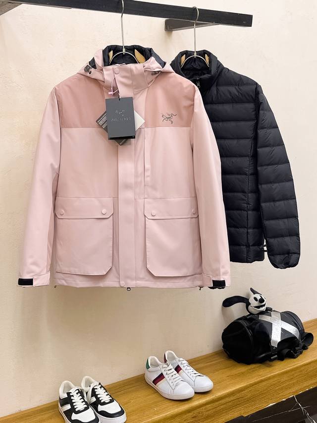 顶级始祖鸟羽绒 三合一可拆卸 始祖鸟百灵达万针刺绣 区别市场易脱落印花廉价版本 2025秋冬新款羽绒服始祖鸟新款连帽设计羽绒服外套，爆款三合一户外活动冲锋衣羽绒