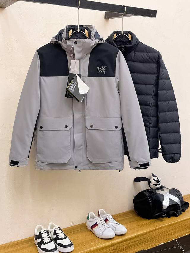 顶级始祖鸟羽绒 三合一可拆卸 始祖鸟百灵达万针刺绣 区别市场易脱落印花廉价版本 2025秋冬新款羽绒服始祖鸟新款连帽设计羽绒服外套，爆款三合一户外活动冲锋衣羽绒