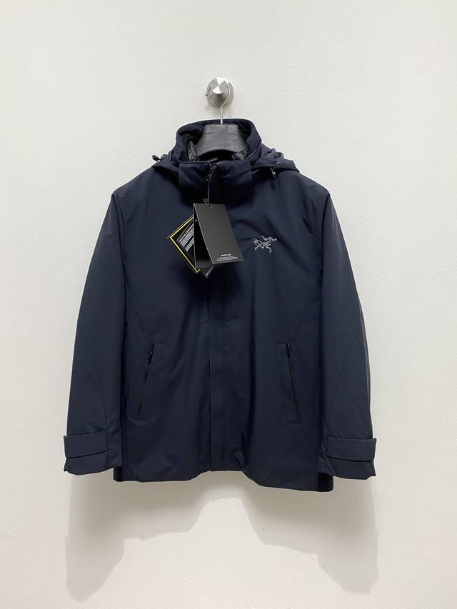 顶级始祖鸟羽绒 三合一可拆卸 2025秋冬新款羽绒服始祖鸟新款连帽设计羽绒服外套，爆款三合一户外活动冲锋衣羽绒服！选用亮泽尼龙面料打造，胸前经典印花设计Logo