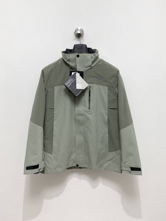 顶级始祖鸟羽绒 三合一可拆卸 2025秋冬新款羽绒服始祖鸟新款连帽设计羽绒服外套，爆款三合一户外活动冲锋衣羽绒服！选用亮泽尼龙面料打造，胸前经典印花设计Logo