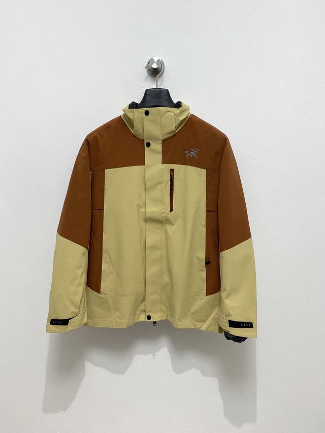 顶级始祖鸟羽绒 三合一可拆卸 2025秋冬新款羽绒服始祖鸟新款连帽设计羽绒服外套，爆款三合一户外活动冲锋衣羽绒服！选用亮泽尼龙面料打造，胸前经典印花设计Logo