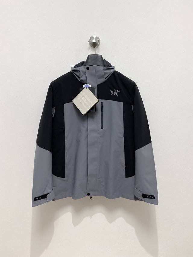 顶级始祖鸟羽绒 三合一可拆卸 2025秋冬新款羽绒服始祖鸟新款连帽设计羽绒服外套，爆款三合一户外活动冲锋衣羽绒服！选用亮泽尼龙面料打造，胸前经典印花设计Logo