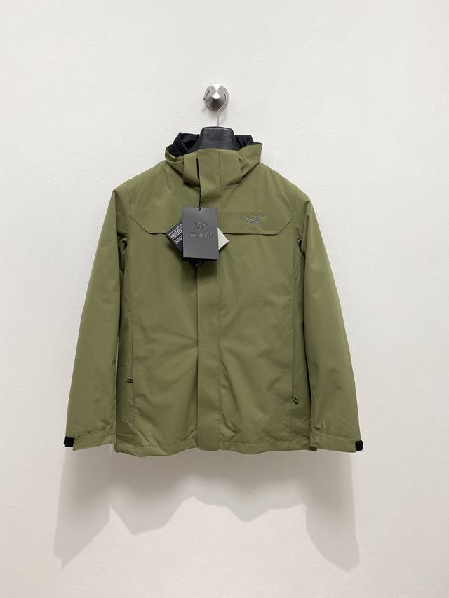 顶级始祖鸟羽绒 三合一可拆卸 2025秋冬新款羽绒服始祖鸟新款连帽设计羽绒服外套，爆款三合一户外活动冲锋衣羽绒服！选用亮泽尼龙面料打造，胸前经典印花设计Logo